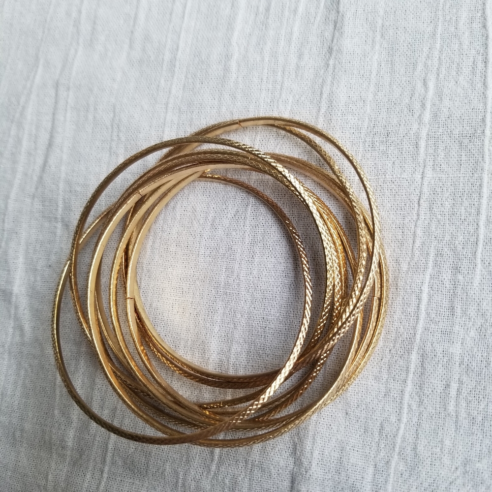 💥 Gold Tone Bangle Bracelet Stack, connected